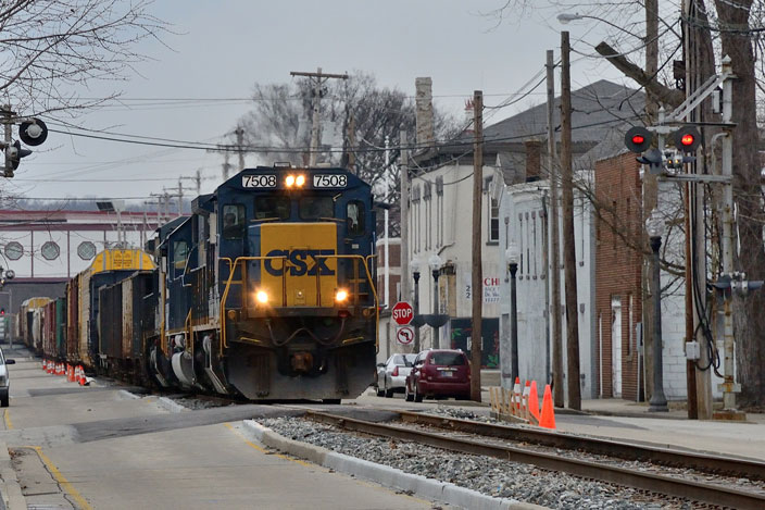 CSX 7508 coming down the middle of the street in Lawrenceburg IN. View 2.