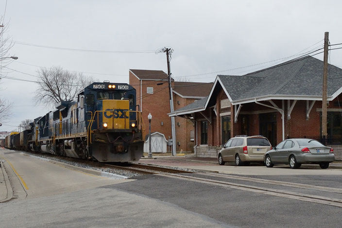 CSX 7508 coming down the middle of the street in Lawrenceburg IN. View 3.