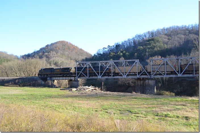 N547-09 has wasted no time rolling down the North Fork of the Kentucky River, and I didn’t have long to wait at Haddix. I’m standing on the reclaimed site of Falcon Coal’s tipple from the 1970s. CSX 109-3177 Haddix.