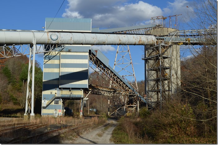 United Coal’s Sapphire preparation plant at Polly has been inactive for several years. The NW2 and SW7 are still there. Originally this was Golden Oak Mining. United Coal Sapphire tipple. Polly.