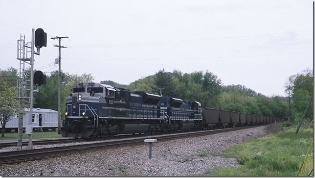 E280 met an eastbound at Prestonsburg. Pulling out of the siding at Cliff. 