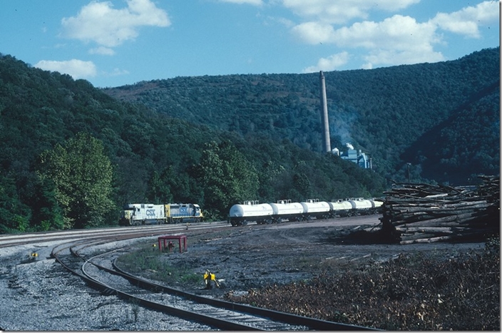 The Mead-Westvaco paper mill at Luke is in the background. We’re at West Virginia Central Jct. The Mountain SD is on the right out of view. This was the end of our day following this train, and I don’t know what they did after this. The coal could have gone to the Mount Storm power plant on the branch out of Bayard further west. It could have gone to Cumberland, however it would not have needed a reverse move in Westernport. The Hampshire SD connects with the Mountain at 21st Bridge, a short distance east of Keyser. CSX Georges Crk SD.