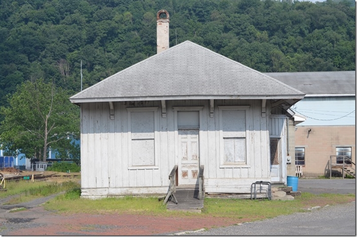 Missing a story or two, this is the old C&P depot in Piedmont WV on 07-31-2016.