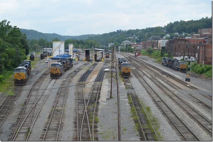 Looking west from the new bridge we see CSX 3115, 700, 719 and 3254. CSX 3254-3255 will soon become M&K helper B236-31 to shove N730. Grafton WV.