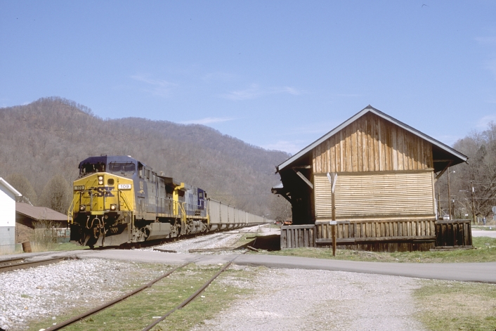 Here C821-21 passes the old L&N depot at Evarts.