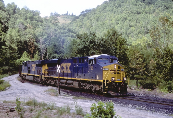C640 pulls around the curve at Jim Hill, Ky., just below the mine. 