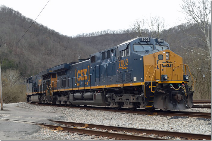 CSX 3450-7002 will take Q692-09 north with 1 load and 37 mtys. Shelby KY.