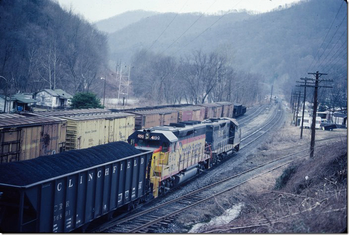 This w/b “Elk Creek shifter” must have been low on time for the dispatcher (at Peach Creek) to set up a meet just a short distance from Man. Everything on the railroad is gone now except the main line and possibly the GP40-2! Even the Clinchfield hopper! C&O. Taplin WV.
