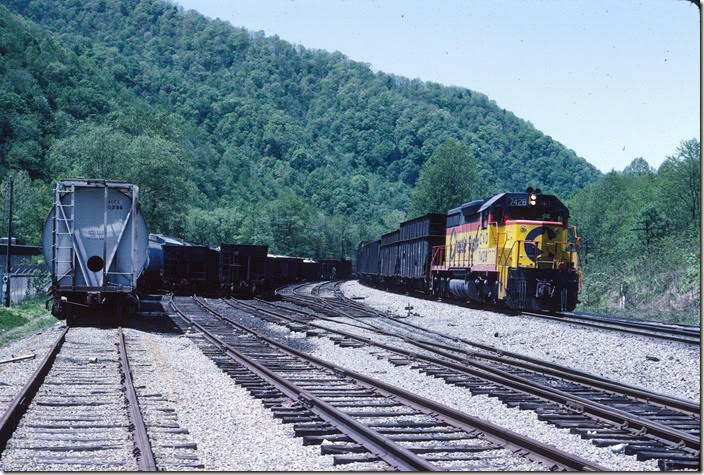 SD35 7428 on the “West Gilbert Shifter” passes the east end of Taplin on 05-10-1983. Those sawdust hoppers are probably for the branch up Huff Creek. C&O. Taplin WV.