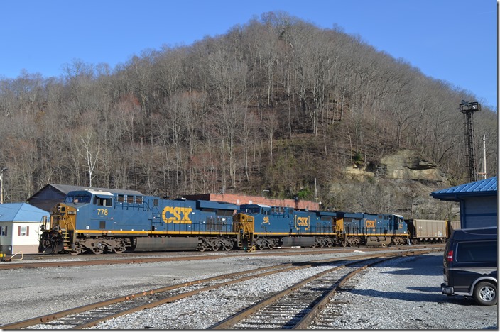 Conductor detaches CSX 778-468-3014 from a train of DKPX empties. H814-22 with engine 971 will soon take these to Rum Creek for loading. Peach Creek.