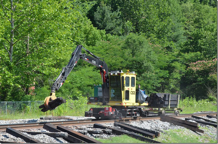 TH 201808 picking up old ties and moving them out of the way. CSX tie gang. Robinson Creek KY.