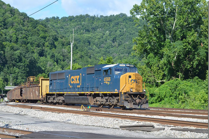 CSX 4566 arrives Shelby on 08-02-2020 with a loaded rail train. Shelby KY.