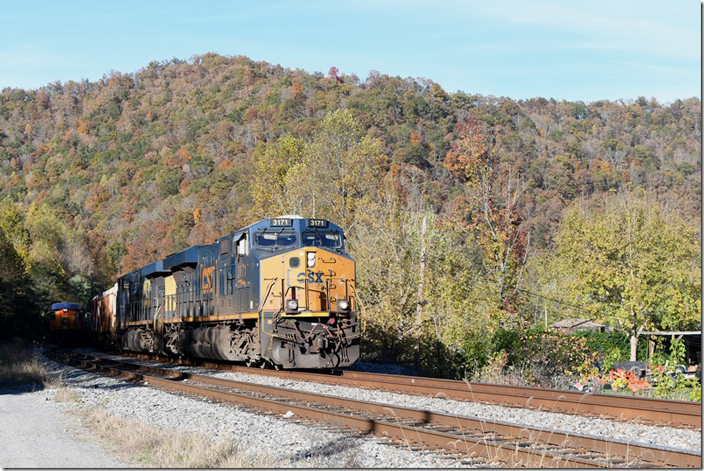 M653-25 e/b rolls by with 132 cars behind CSX 3171-5335. The sun is sinking fast. Beaver Jct KY.