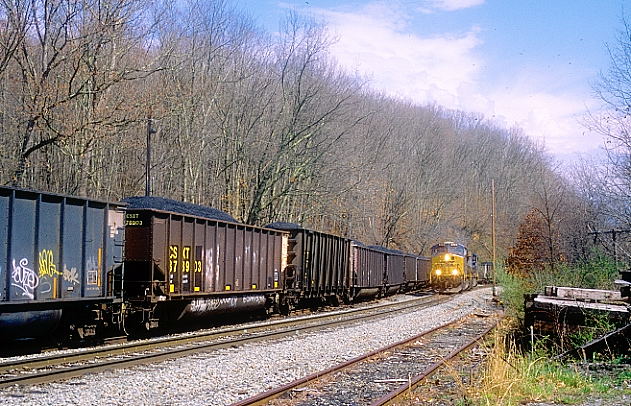 CSX 876-667 amble by the small storage track near the former site of JD Cabin behind the Dairy Queen. 