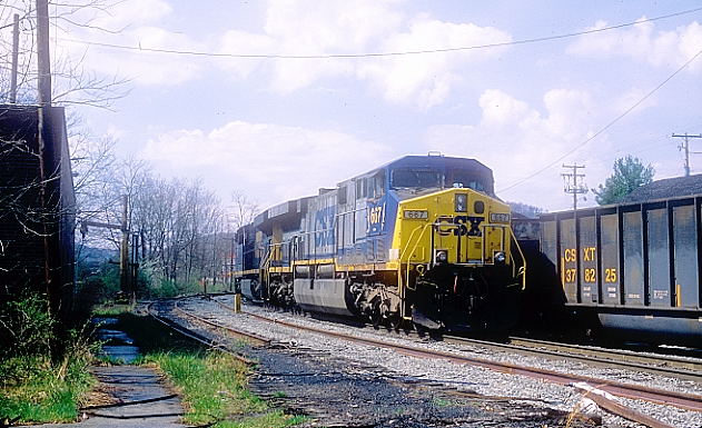 CSX 876-667 amble by the small storage track near the former site of JD Cabin behind the Dairy Queen. 