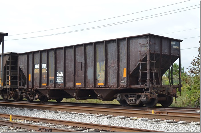 Revealing former U. S. Steel affiliation, this ex-BS hopper 903290 was built in 1936 and had “B&LE” trucks. This load limit was 154,000. BHRR hopper 903290 Woodward AL.