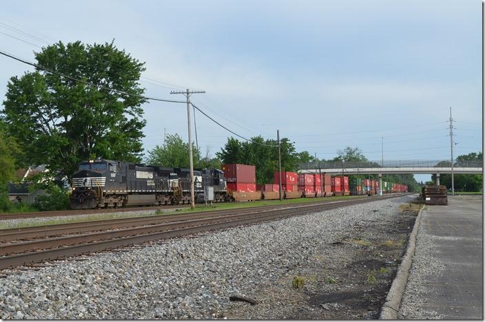 Later in the afternoon, we caught NS 9307-9894 on w/b intermodal 235-20 (Rickenbacker, OH to Colehour, IL) with 56 wells. Rickenbacker intermodal terminal is just south of Columbus at Lockborne. Colehour is a former PRR yard in Chicago. Marion OH.