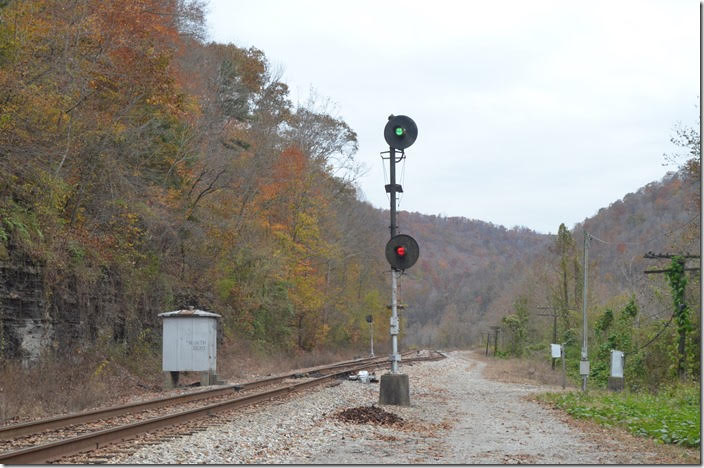 The engineer on C842 is now swapping engines and has a clear signal to go to South Dent. CSX signals. View 2. N Dent KY.