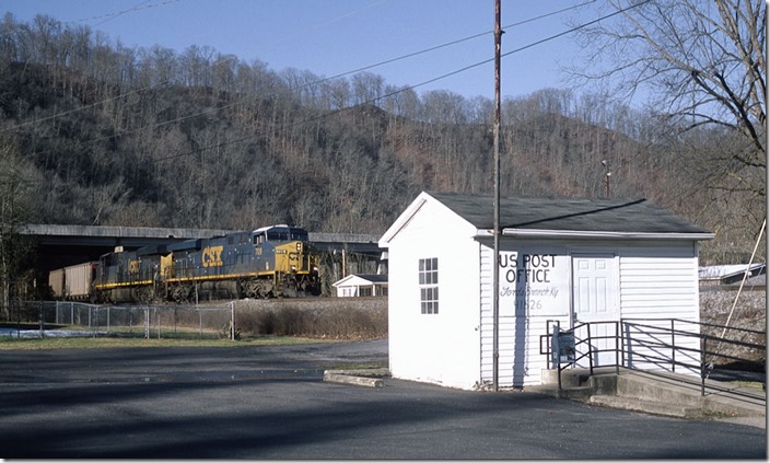 CSX 709-953 pull to a stop at Fords Branch with 110 SCWX loads on train U303-07.