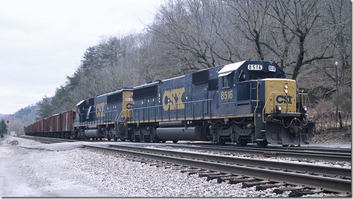 F898 (a Dante-Shelby shifter crew) arrives at the east end with 19 loads of ballast behind SD50s 8516-8639. 