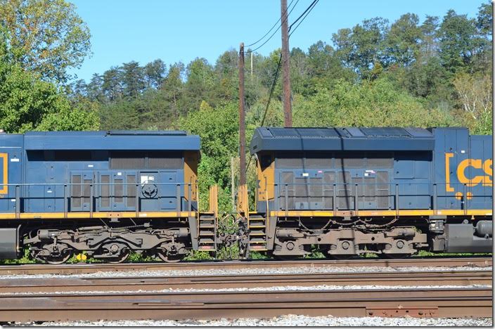 Note the size difference in the cooling apparatus between the ES44AH (left) and the ET44AH (right). CSX ES44AH 3074 ET44AH 3260. Shelby.