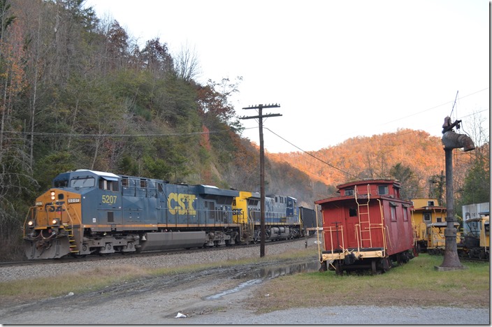 CSX 5207-416 lead U341-08 (Pennyroyal, SC – Leatherwood Mine) with system empties. Passing the Elkhorn City Railroad Museum.