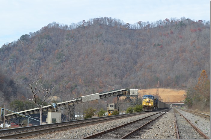 CSX 318-121 on s/b U348 (Sylvester, WV – Pennyroyal, SC) with SCWX (Santee Cooper) loads. 