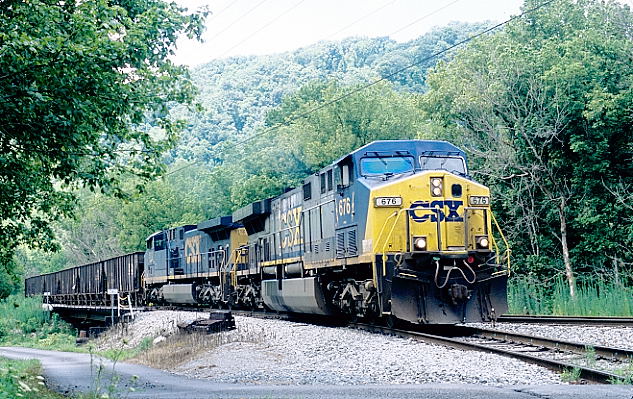 Coal Run Shifter C868 arrived at Adkins (MP 14) behind 676-5112 with 17 hoppers and gons filled with debris.