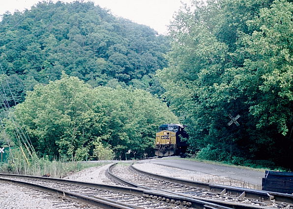 C868 stops to get blocks to continue over the Coal Run SD to Coal Run Yard. 