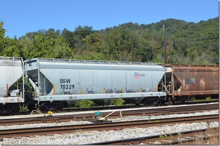 Union Pacific has so many cars that they must resurrect vintage reporting marks like SSW (St. Louis Southwestern or “Cotton Belt”). SSW 70229 covered hopper. Shelby KY.