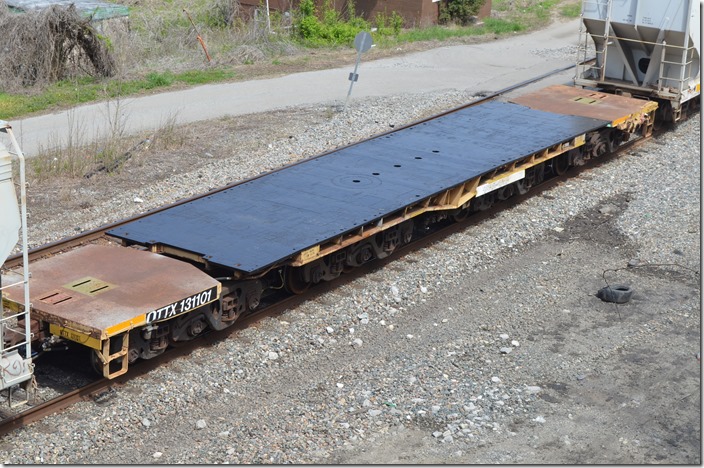 QTTX flat 131101 (TTX Co.) is hauling a wide plate of metal. Seen leaving Shelby KY on Q692 on 04-05-2020.