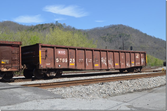 These gons were all loaded with debris from the big derailment at Draffin in February 2020. NYC gon 578525. Shelby KY.