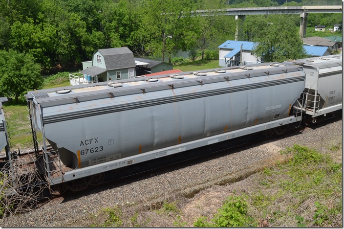 ACFX 67623 has a load limit of 222,500 lbs, volume of 5400 cubic feet and was built by AC&F 11-1989. Seen leaving Shelby KY on a combined Q692 + K428 on 05-17-2020. ACFX is now Wells Fargo Rail, fka GE Railcar Services, nee ACF Industries.