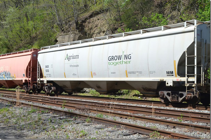 GACX covered hopper 6783 (General American Marks Co.) on the same freight at Ivel KY. 222,400 lbs; 5,181 cu ft; blt 1996. Agrium merged with Potash Corp. (next car behind) in 2018 to form Nutrien Ag Solutions.