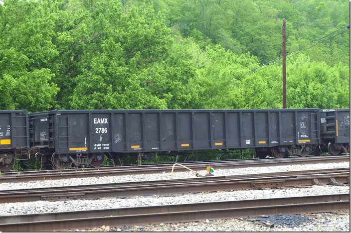 EAMX (Everest Railcar Services) gon 2786 has been hauling something that dented the sides. 218,800 lbs; 2,743 cu ft; and built by Trinity. Shelby KY on 05-08-2022.