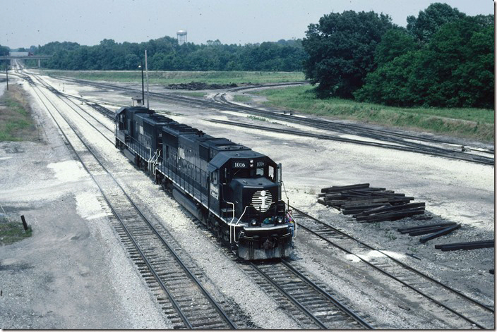 Sometime after the last shot this duo got turned around! I don’t remember how, but with the Bluford Junction wye in the background it is possible. Why they wanted to turn these units is beyond me. Perhaps the toilet didn’t work! IC 1016. Fulton KY.