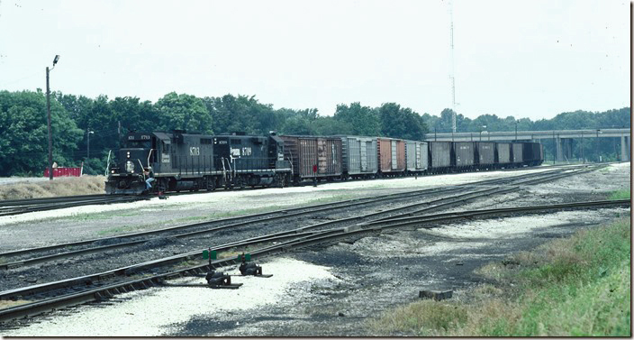 The Cairo Local arrives behind “GP11” rebuilds 8713-8709. IC Fulton KY.