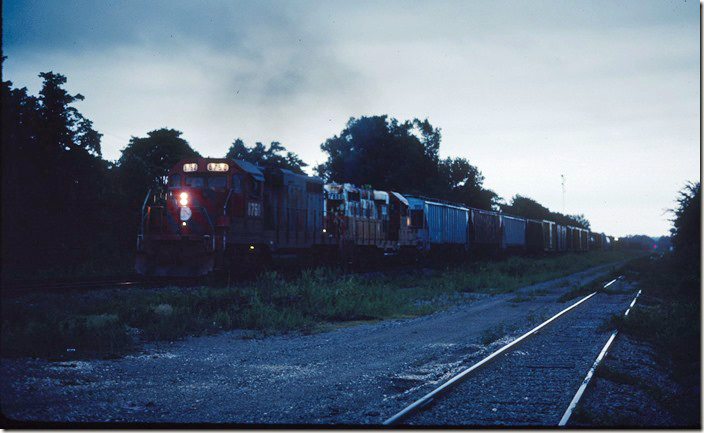 The next morning, August 10th, overcast set in. We caught GP11 8750-7800 leaving northbound on the Cairo District. These units were in the engine terminal the previous day. I‘m not sure of the train number, but this could have been the Cairo Local. ICG Fulton KY.