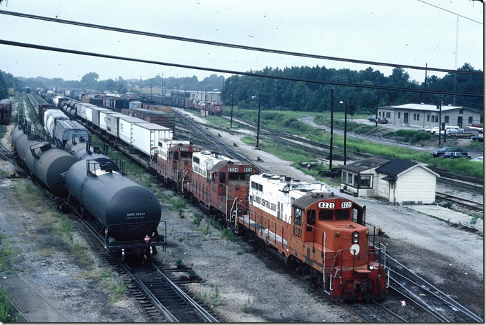 ICG GP10 8221-8324-8287 finish switching n/b ML-4 (Memphis-Louisville) on 08-09-1986. Taken from US 45. The yard office is on the right. ICG Fulton 1986.