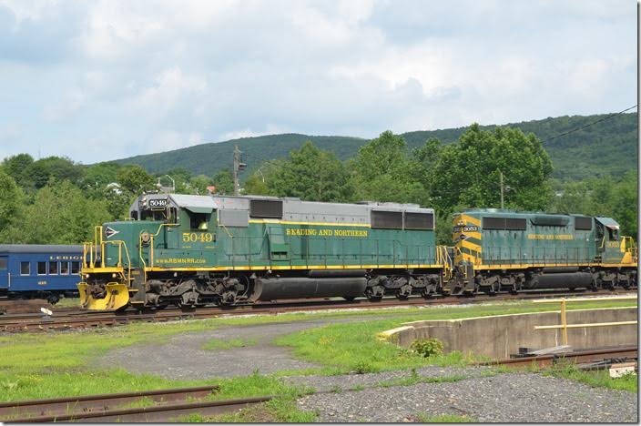 Departing LEPI will use the re-laid track over the two bridges to reach the Lehigh Line at “Coal.” Previously LEPI / PILE originated at Jim Thorpe and turned at Pittston. Now the crew calls Pittston their home terminal. RBMN SD50 5049. Jim Thorpe PA.