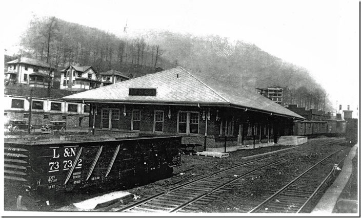 L&N owned the depot, but U. S. Steel owed the property. Dig those camp cars above the depot. Bath house on left. Lynch KY.