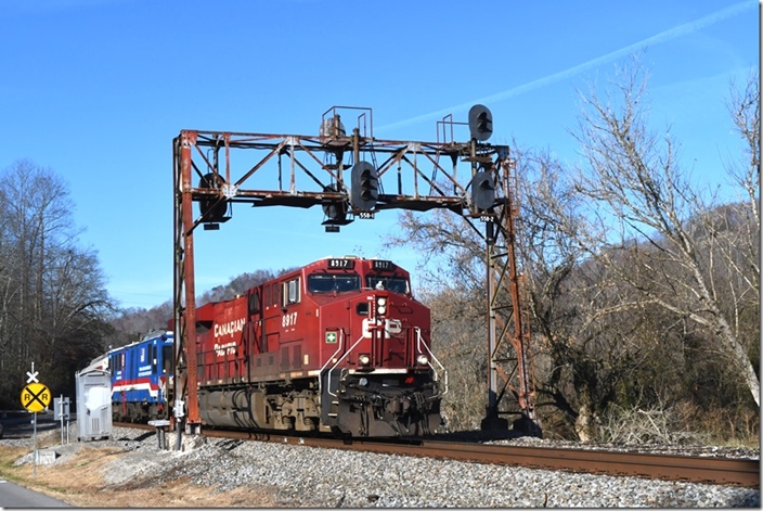 I jumped a few miles west of Paintsville for this shot at Bobbs KY. CSX 2188 CP 8917-DOTX 218-220.