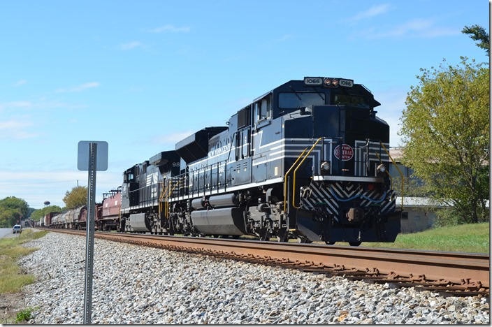 NS 1066-9867. Fort Payne AL. No. 164 has 87 loads and 26 empties. 