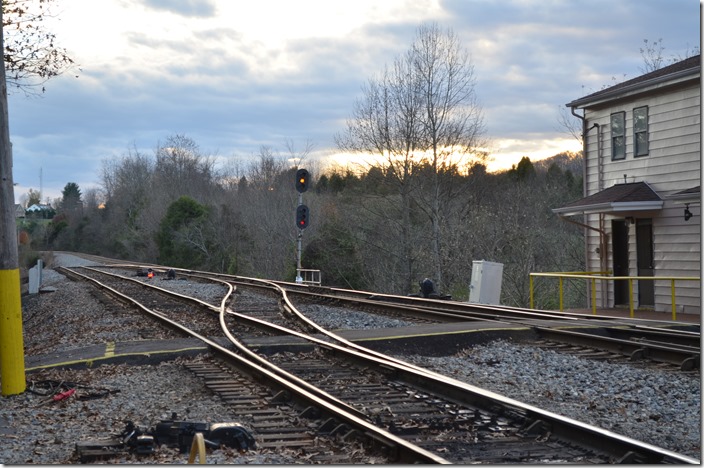 This NS approach signal at Frisco reveals that 72K is coming back east to tie up his engines. The track leading off down the hill to the left is the connection to the Clinchfield which NS uses to access Kingsport via trackage rights. Frisco TN.