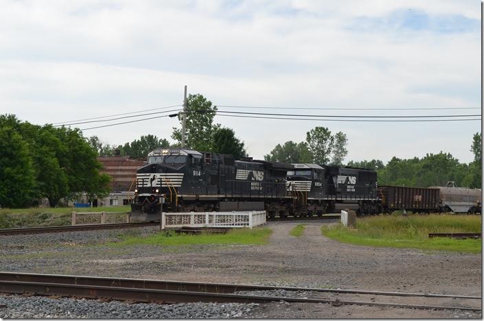 NS 9114-6904 approach the CFE diamond with 18M-20 (Elkhart IN to Linwood NC). Today’s 18M has 51/28. A small segment of the old T&OC East Division going northwest to an aggregate business at Spore is still served by the CFE. Colsan OH.