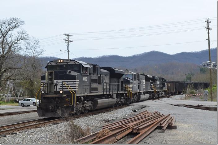 NS 1095-7209-8005 on mine run T32 pull north into Middlesboro yard with a few loads from Appollo Fuels’ Gravity Yard mine just east of town. NS 1095-7209-8005 Middlesboro KY.