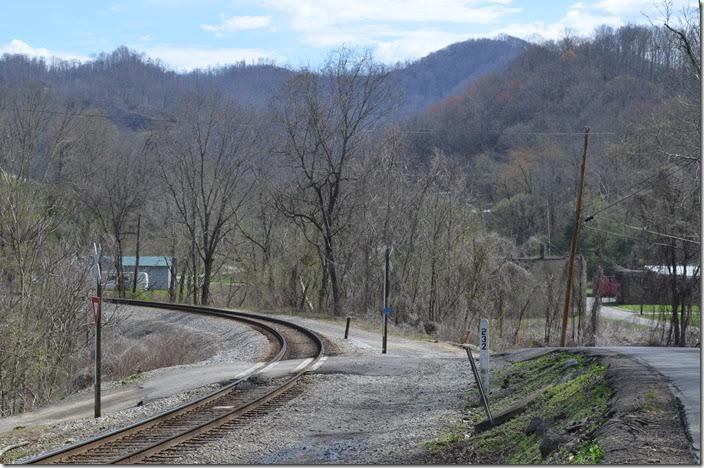 Looking south at CSX MP 232 at Wallins KY. L&N’s old Banner Fork Br. once ran through the town in the background to Fordson Coal (Ford Motor Co.) mines on up Wallins Creek. Sue and I found the footers to an old tipple, but there were other mines on the 5-mile branch also. CSX MP 232 Wallins KY