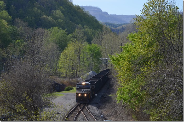 Andover Yard is just around the curve. NS 6954. Appalachia VA. View 2. 04-28-2015.
