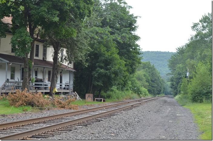 Norfolk Southern’s ex-Conrail, nee-Lehigh Valley Hazleton Branch / Ashmore Secondary climbing steep grade into Weatherly PA. This is looking east toward M&H Junction (Mahanoy & Hazleton Jct) down in the Lehigh gorge. 07-12-2017.