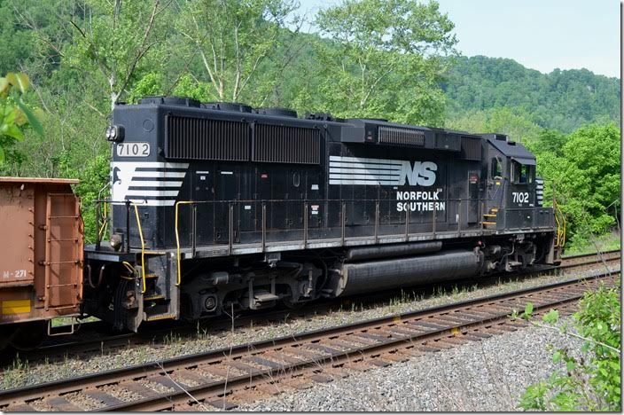 NS GP60 7102 still seems like a new locomotive model and shouldn’t rate lowly work train service. Naugatuck.